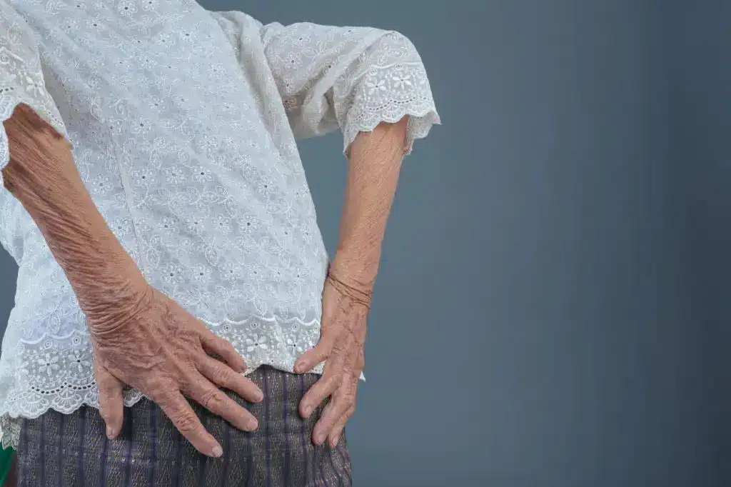 Ostéopathe évaluant la mobilité de la hanche d'un patient souffrant d'arthrose