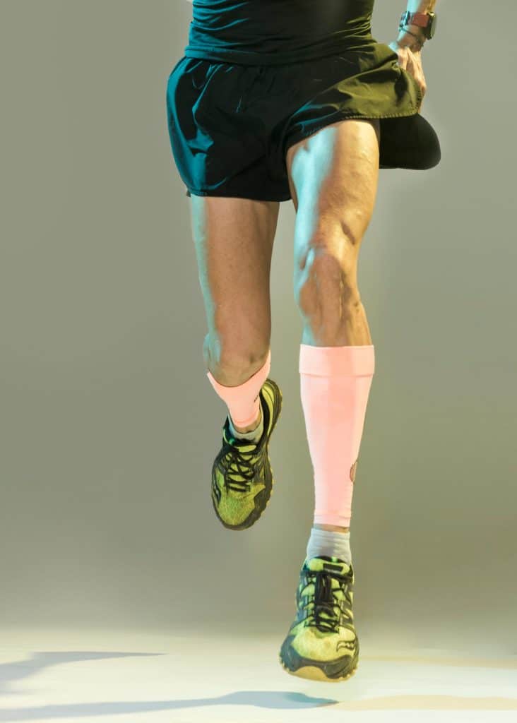 Ostéopathe traitant un sportif pour améliorer la performance et prévenir les blessures.