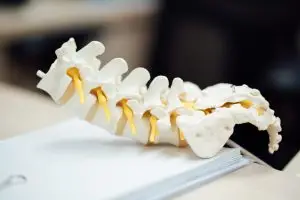 Ostéopathe traitant un patient souffrant d'une hernie discale lombaire