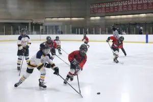 Ostéopathe traitant un athlète pour améliorer sa performance sportive
