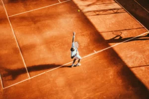 Ostéopathe traitant un patient souffrant de Tennis Elbow