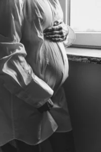 Ostéopathe traitant une femme enceinte souffrant de sciatique