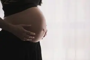 Femme enceinte recevant une séance d'ostéopathie