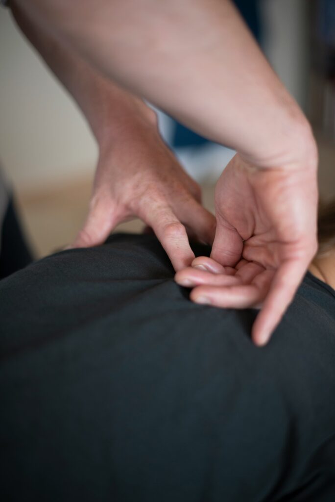 osteopathe qui décoince un nerf