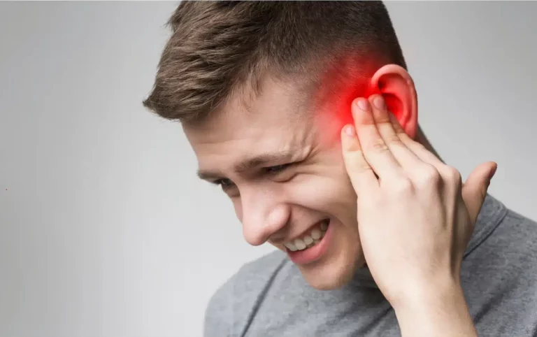 Homme souffrant d'une otite séreuse touchant l'oreille moyenne.