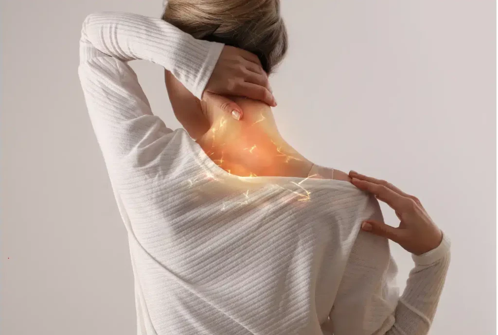 Femme tenant sa nuque douloureuse en raison d’une arthrose cervicale.