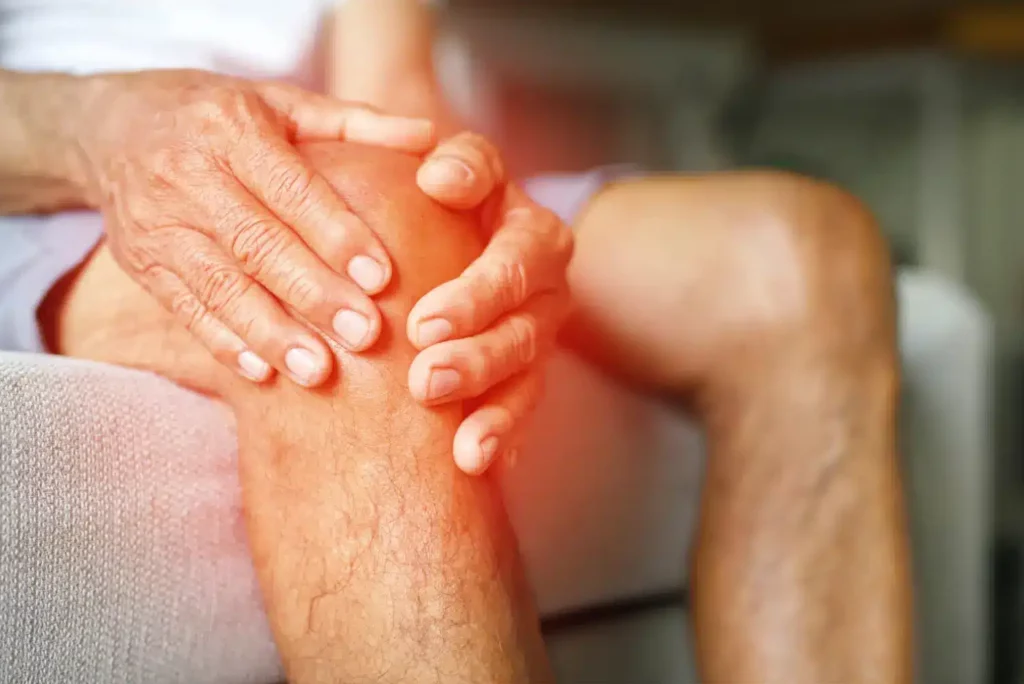 Personne âgée tenant son genou douloureux en raison de l’arthrose