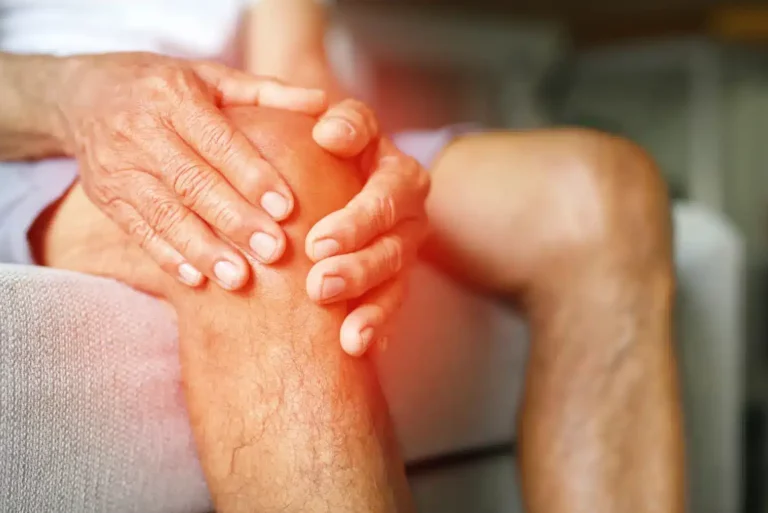 Personne âgée tenant son genou douloureux en raison de l’arthrose