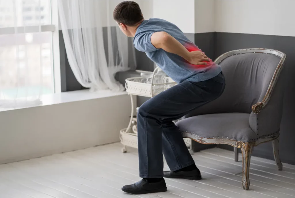 Homme souffrant de douleurs lombaires causées par une arthrose