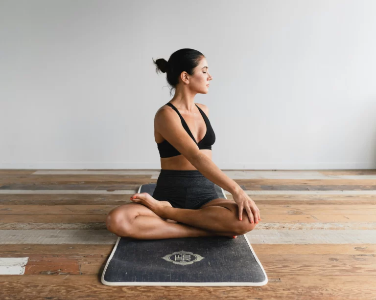 Femme effectuant un exercice de yoga pour soulager la sciatique.