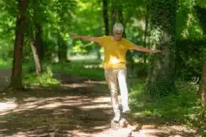 Femme vivant la ménopause avec accompagnement naturel