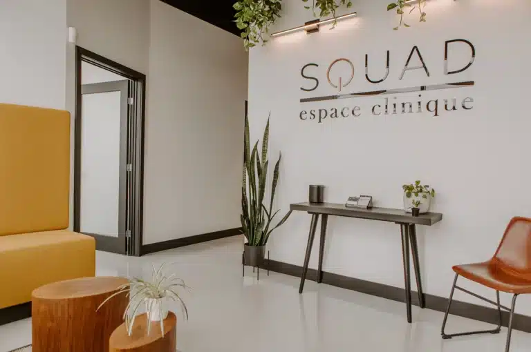 Ostéopathe traitant un patient souffrant de douleurs musculaires à Laval.